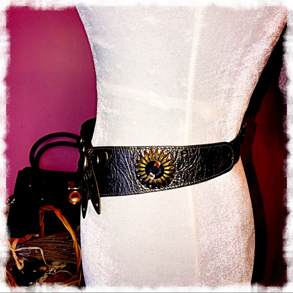 VINTAGE ~ LEATHER & BLING LOTUS DESIGN BELT!! - Picture 4 of 6